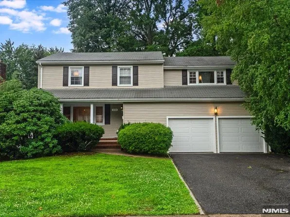 372 McKinley Blvd, Paramus, NJ 07652