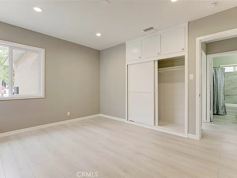 10935 Nassau Ave — Photo 19