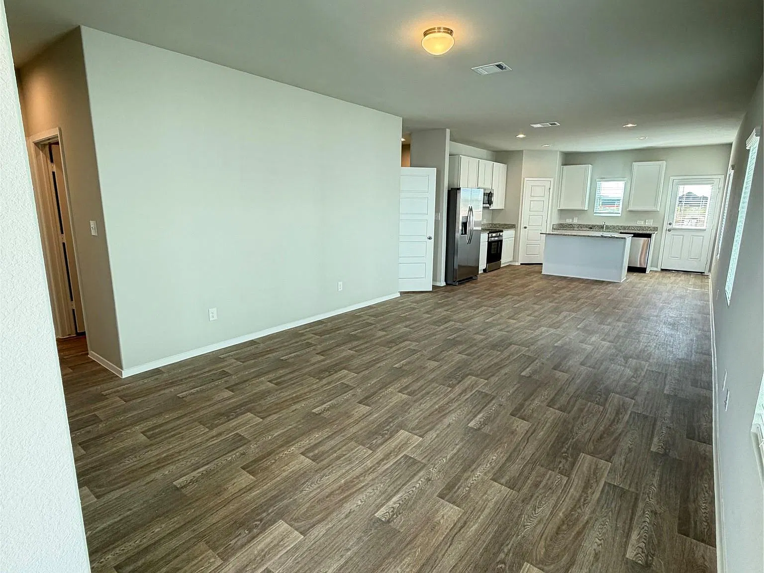 4 bed, 2.0 bath, 1468 sqft, $2,100 — Photo 3