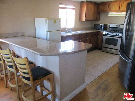 5th image of 714 W 99th St