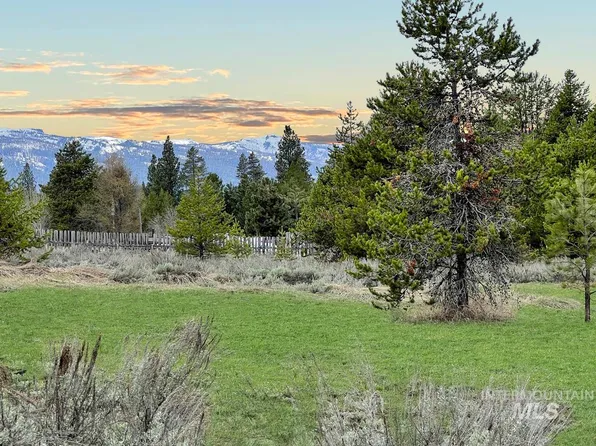 22 Nugget Dr, Cascade, ID 83611