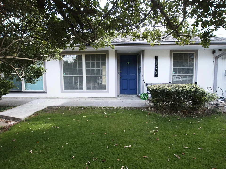 13702 Flagstone Ln