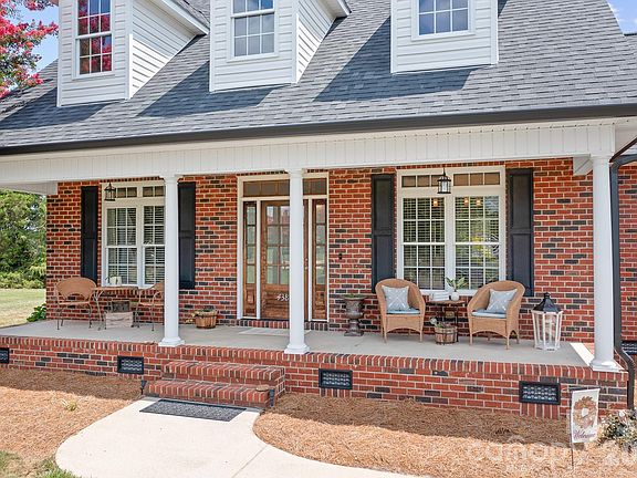 3rd image of 4380 Woodsbury Ln