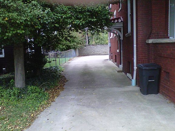 3rd image of 2506 Kanawha Blvd E