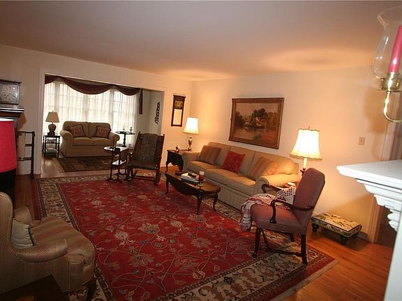 2nd image of 209 Woodmere Dr #4A