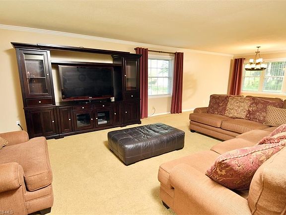 5th image of 483 Greenlawn Ave