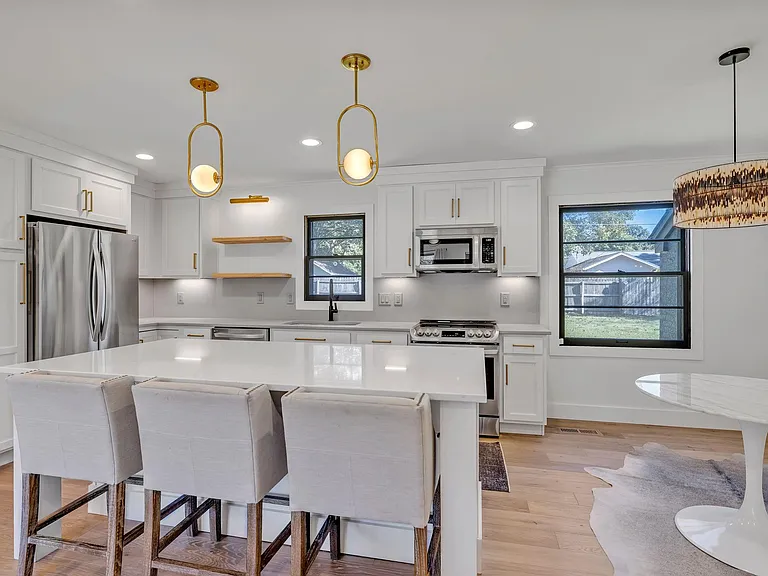 313 James Ave — Photo 15