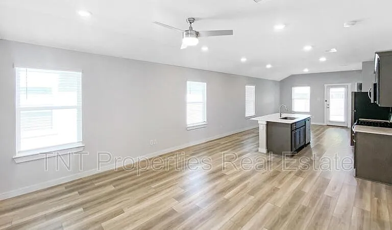 1239 Amistad Loop — Photo 2