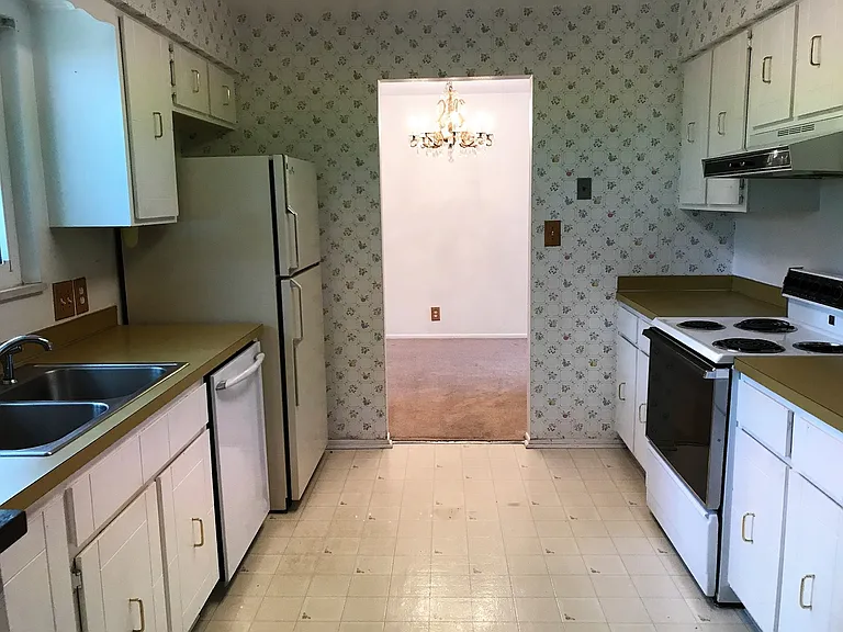 1228 Constitution Ave — Photo 4