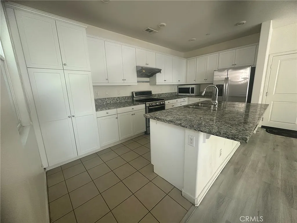 4 bed, 2115 sqft, $4,600 — Photo 4