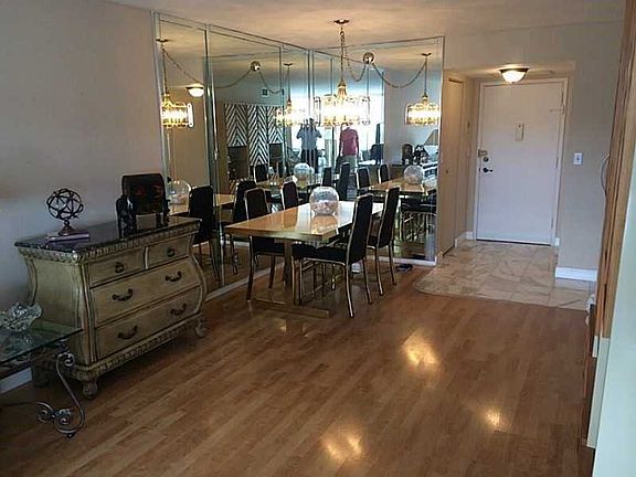 3rd image of 1000 Parkview Dr APT 925