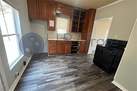 2nd image of 908 Clifton St