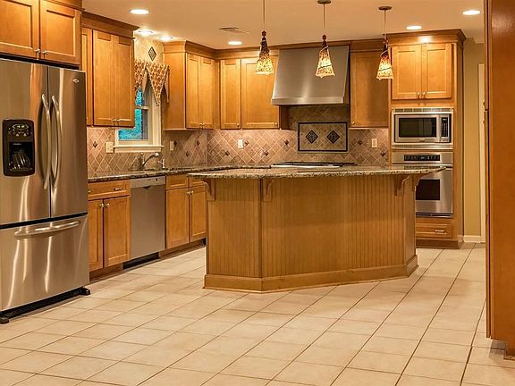 3rd image of 8375 Bergen Dr