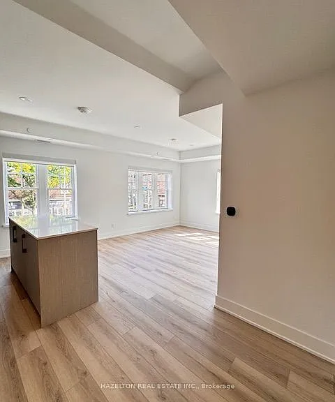 8 Manor Rd W #204 — Photo 15