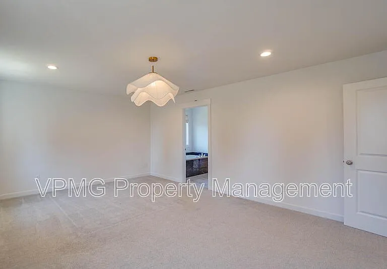 935 SE 36th St — Photo 35