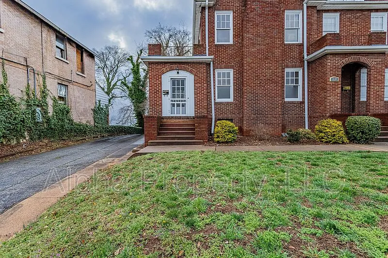 3 bed, 1.5 bath, 1800 sqft, $2,150 — Photo 2