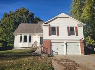 1504 E Wells Fargo Dr, Olathe, KS 66062