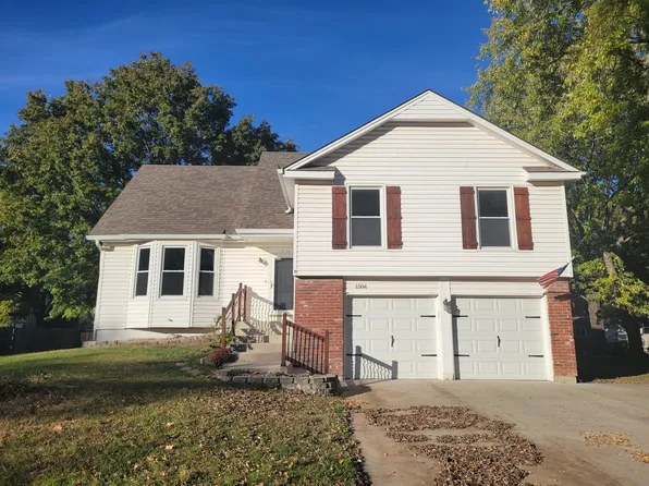 1504 E Wells Fargo Dr, Olathe, KS 66062