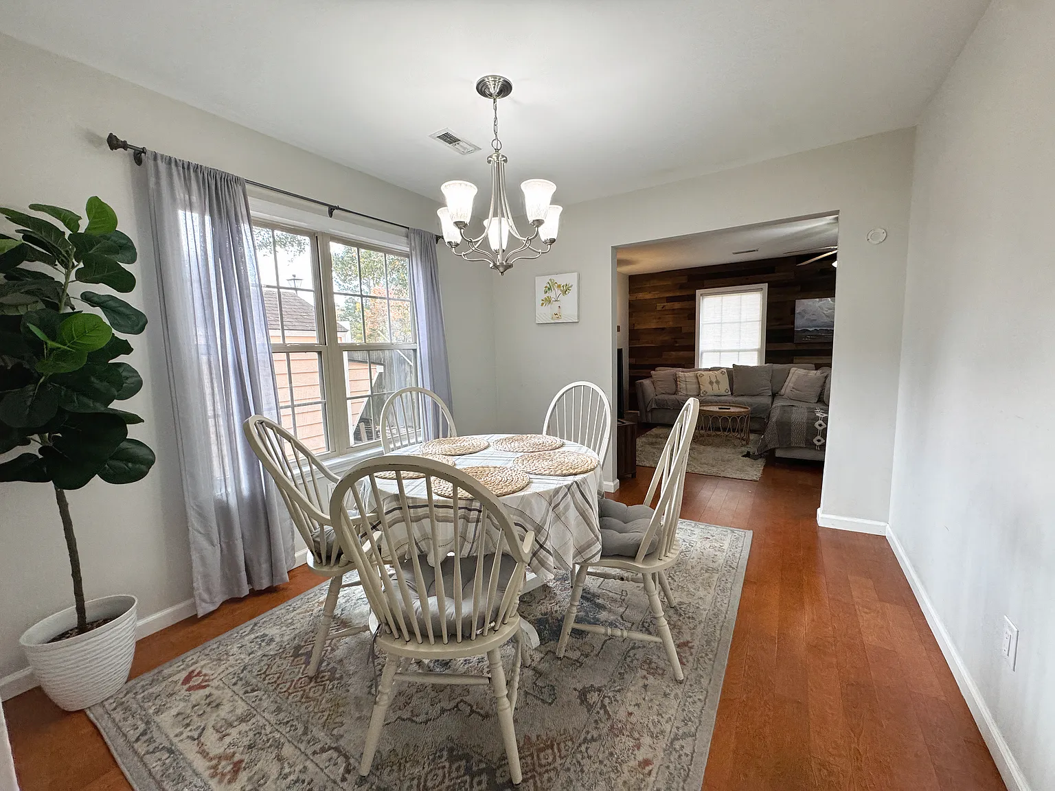 3 bed, 2.5 bath, 1590 sqft, $4,000 — Photo 4