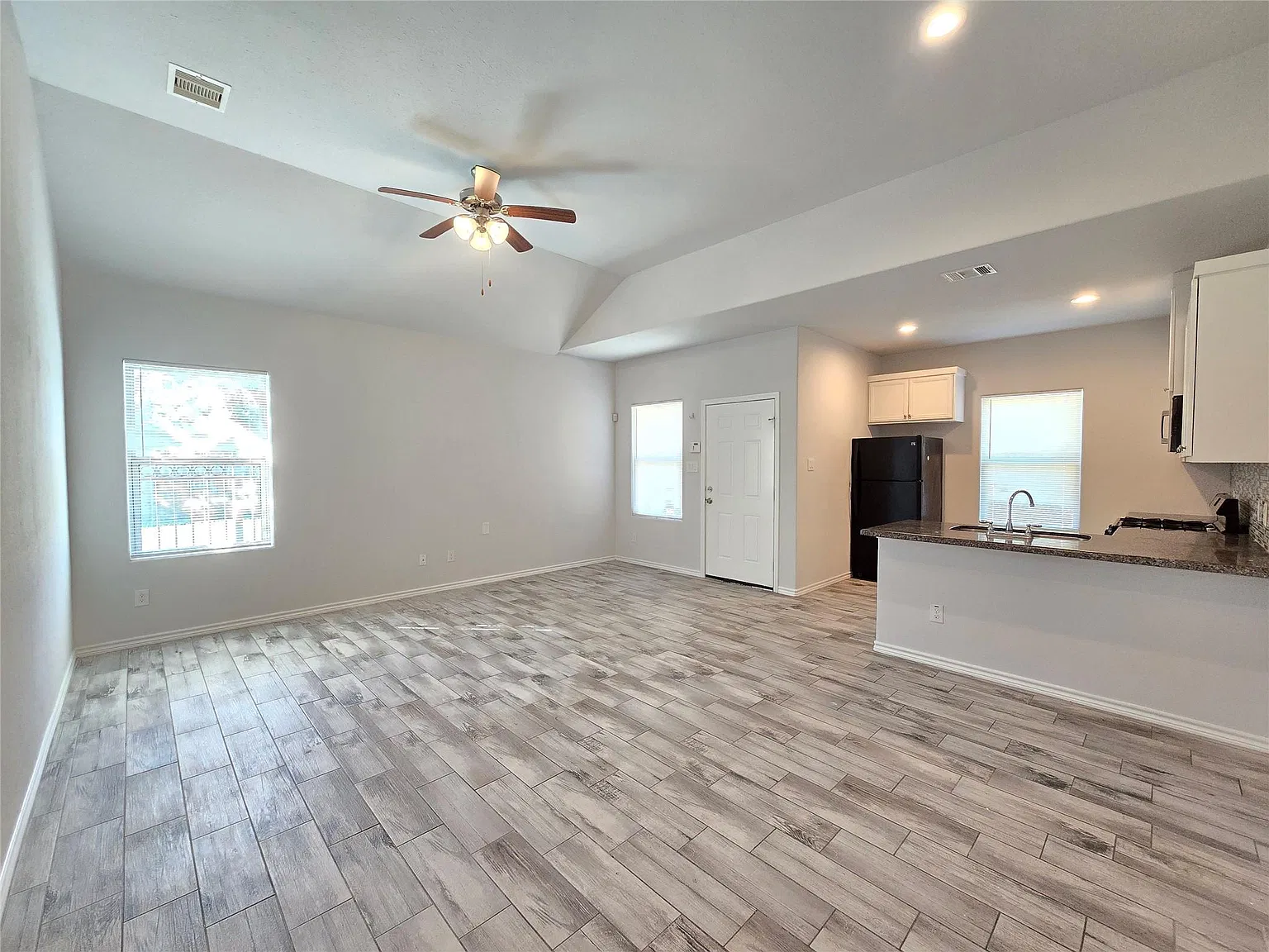 3 bed, 2.0 bath, 2314 sqft, $1,550 — Photo 3