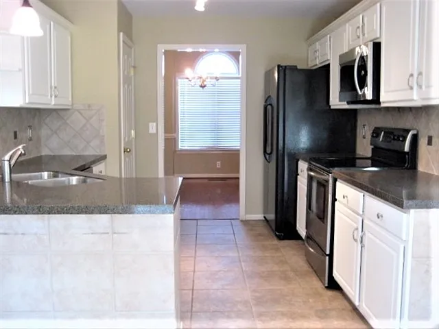 3 bed, 2.5 bath, 2753 sqft, $2,670 — Photo 2