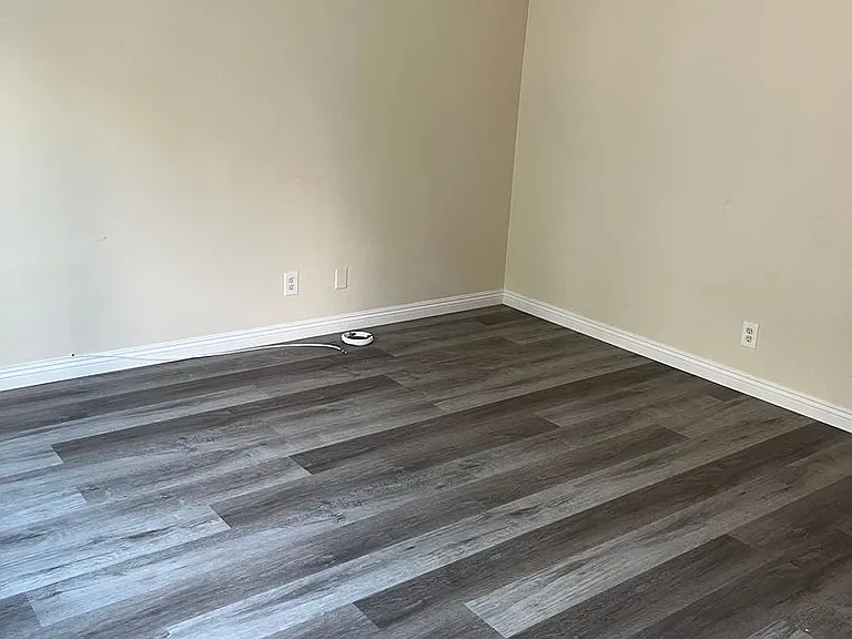 10303LaRe — Photo 2