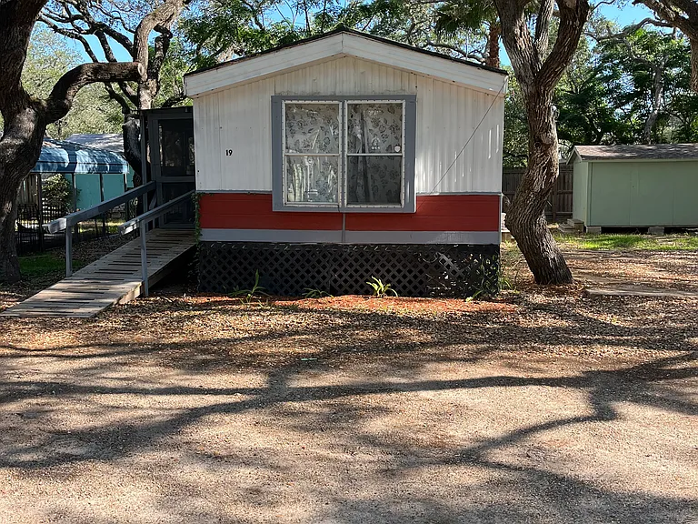 405 Cactus St — Photo 1