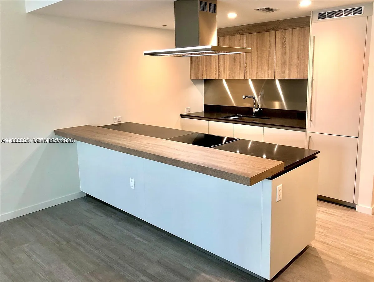 Building Photo - 1000 Brickell Plz #2414