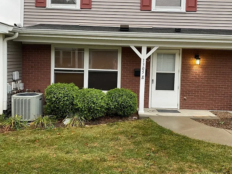 1305 Kingsbury Dr #E — Photo 1