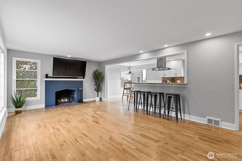 5th image of 3712 37th Avenue SW