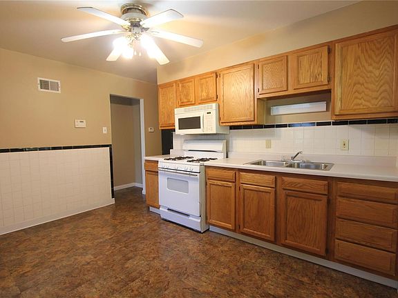 3rd image of 9141 Leamont Dr