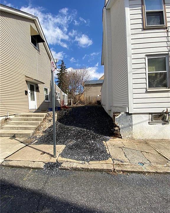 1st image of 405 Crane St