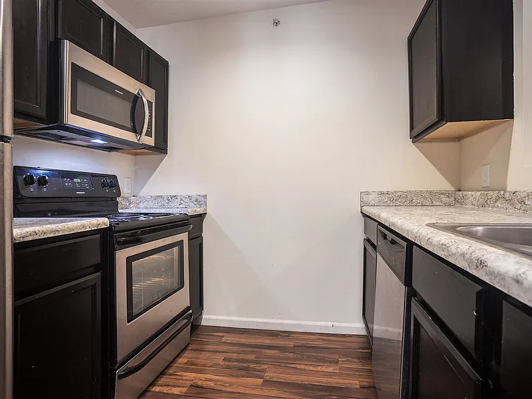 2625 Redwood Ave — Photo 8