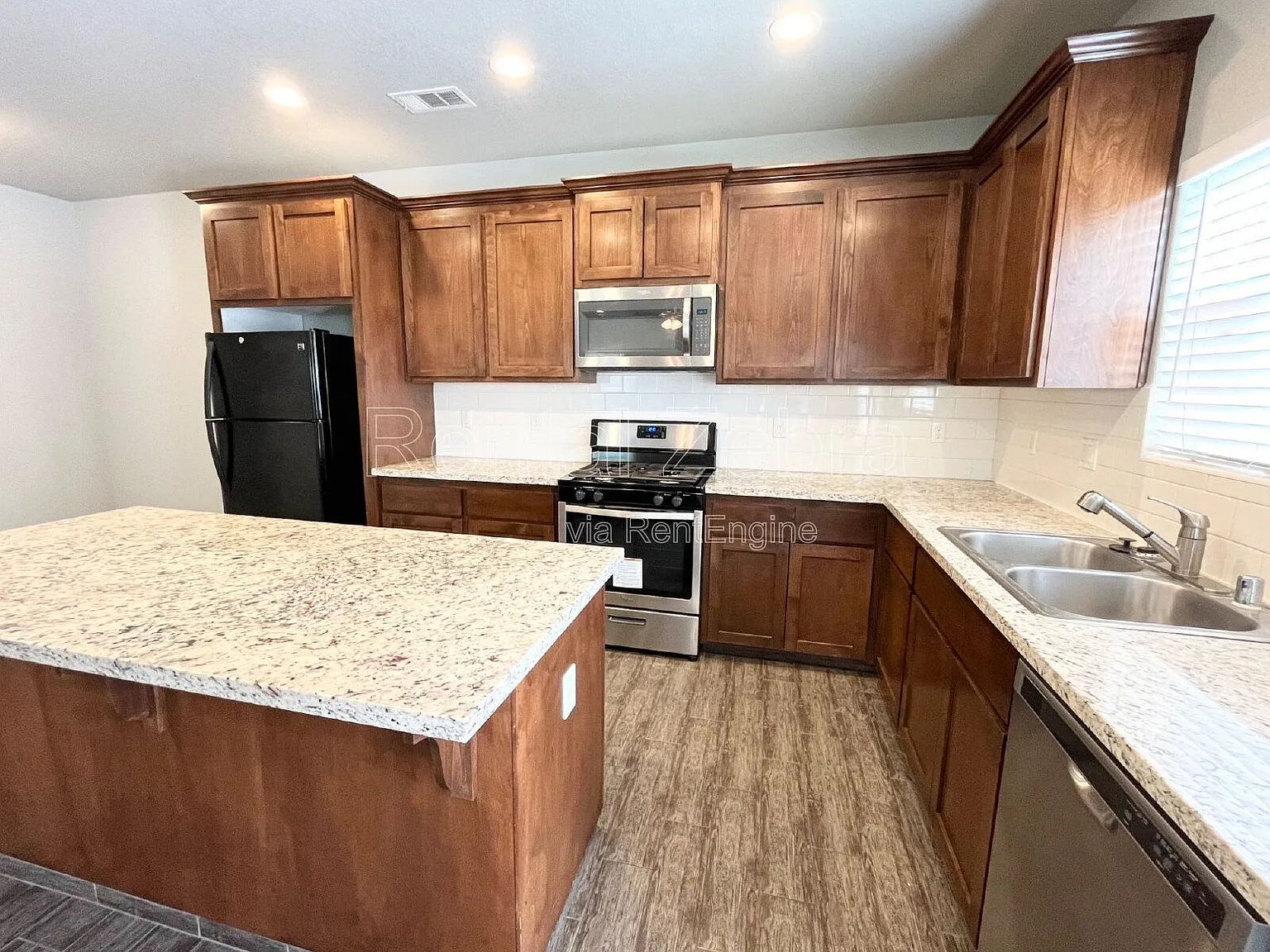 4 bed, 2.5 bath, $2,275 — Photo 2