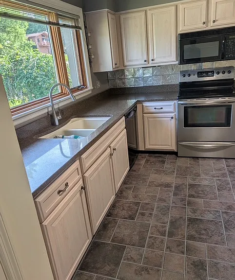 3470 Cherryhill Dr — Photo 2