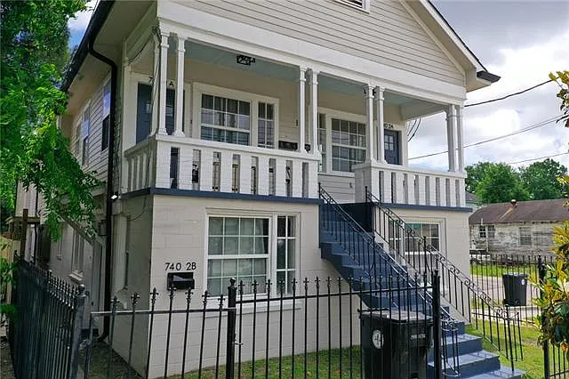 738 Thayer St #2B — Photo 2