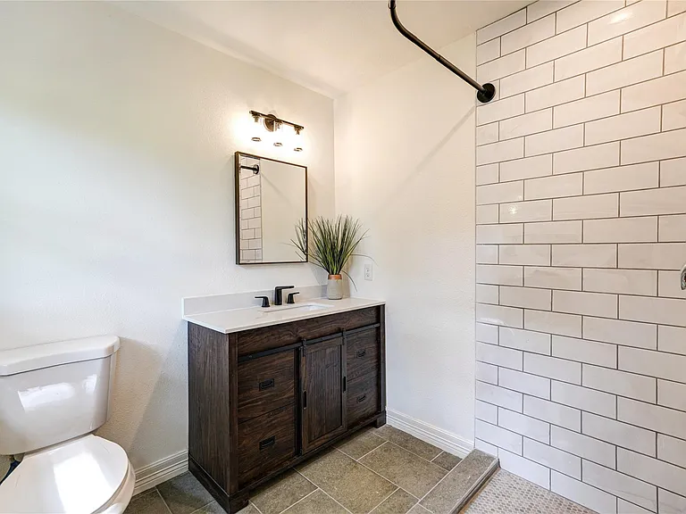 1319 Elm St — Photo 35