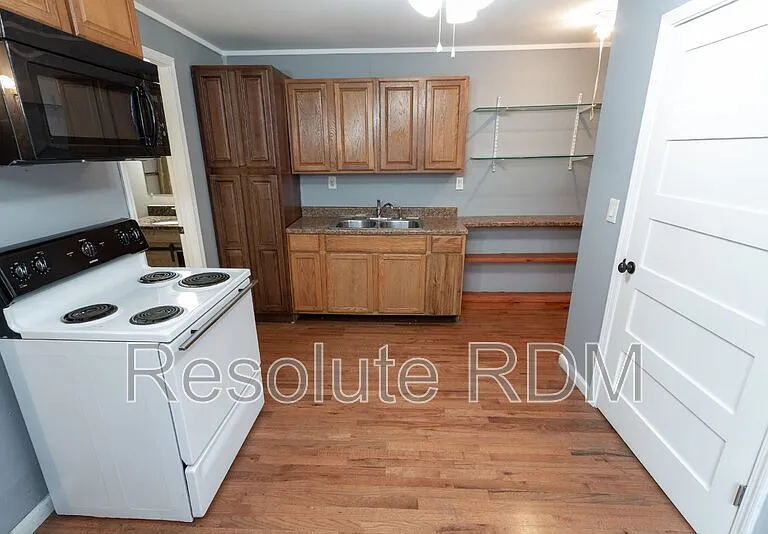 725 Lynn St — Photo 12