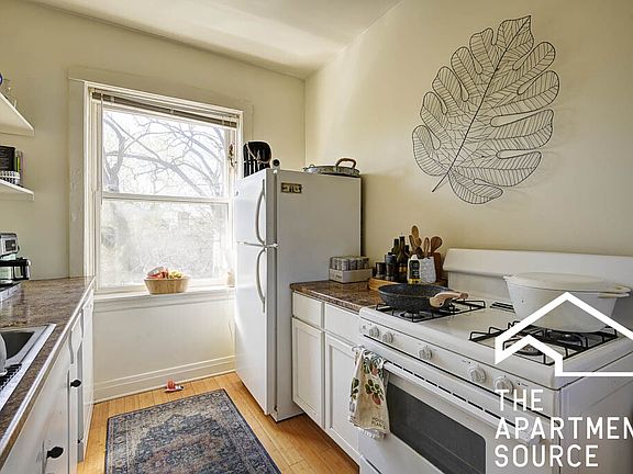 2nd image of 1100 N Hoyne Ave #3F