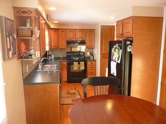 3rd image of 18 Duxbury Cir