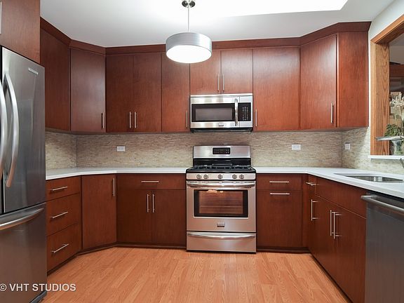 4th image of 10 Temple Garden Ct