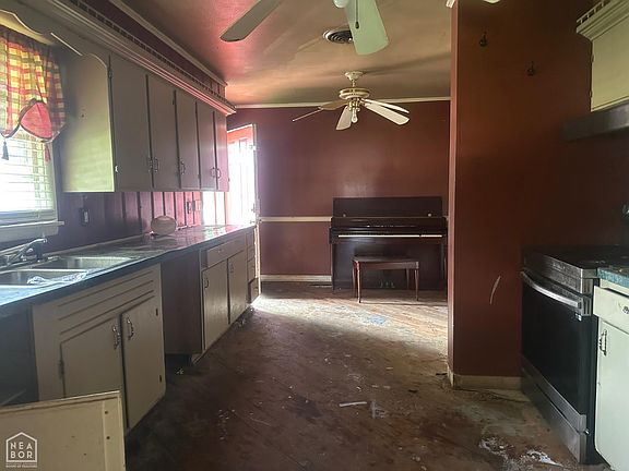 5th image of 1101 N Broadway St