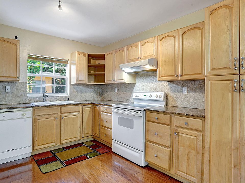 1st image of 322 SW 79th Avenue