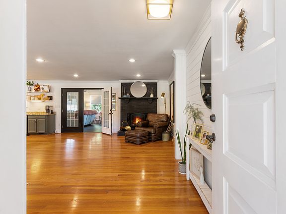 4th image of 204 Woods Cir