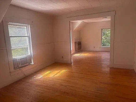 3 bed, 1.0 bath, $1,500 — Photo 3