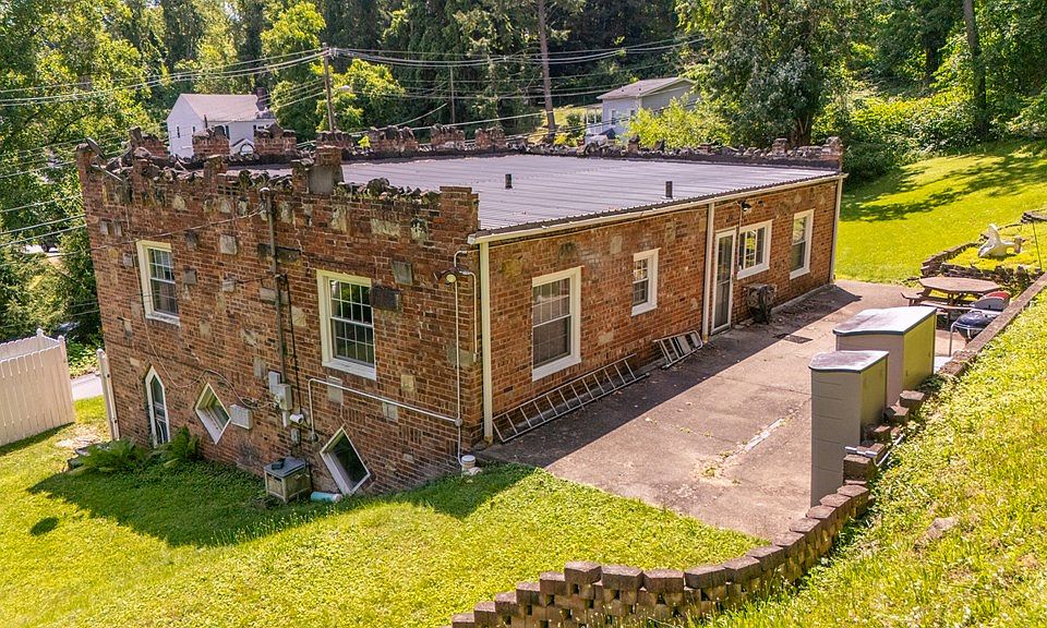25th image of *17 Maplewood Avenue