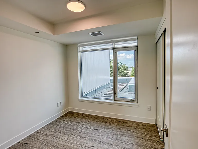 1050 Bank St — Photo 32