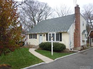 16 Kalmia St, East Northport, NY 11731