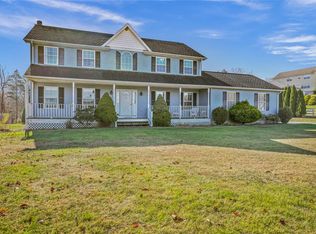 8 Benson Ln, Dover Plains, NY 12522