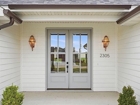 3rd image of 2305 N Traveller Dr